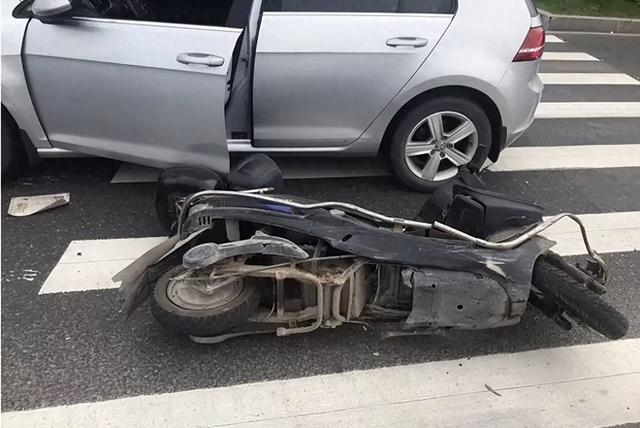 女子上班先送娃路上被撞	，因送娃与上班路线相反，人社局称不算工伤，法院：送娃上学是生活必需	，需重新认定