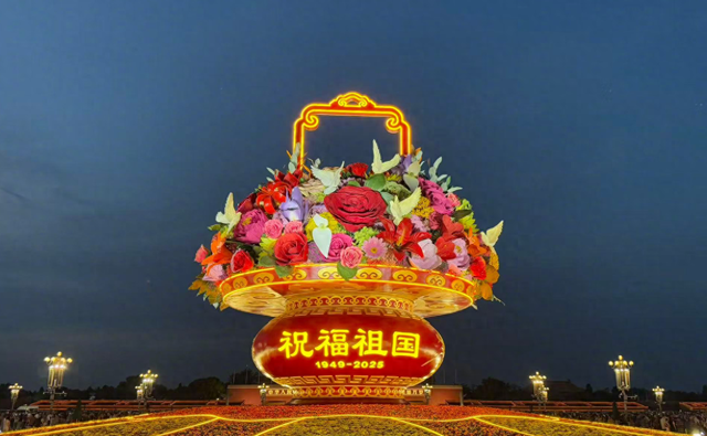 天安门广场大花篮亮灯 观花人如潮