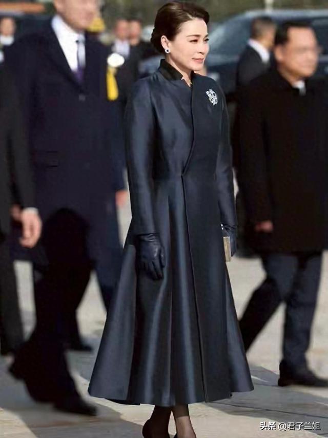 苏提达王后太稳了！脚踩10公分细高跟在北京献花，下梯步赛若平地