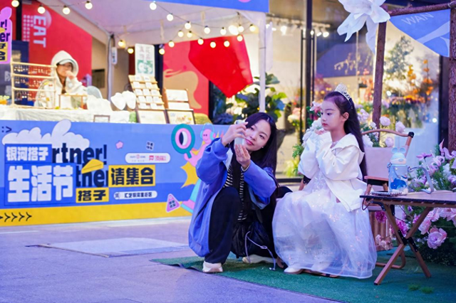 十一出游人从众？没出门的“搭子”在郑州汇艺银河里玩嗨了