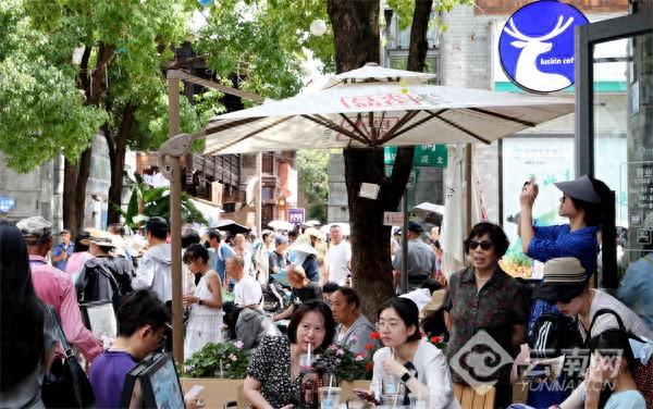盛夏入伏时节 清凉春城引客来