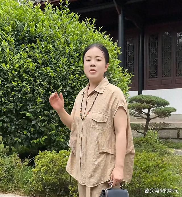 许敏现身景区宣传家乡美景，仪表端庄举止优雅，网友：许妈太美了