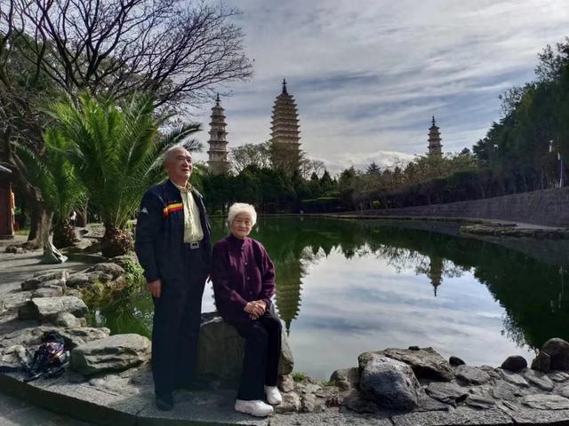 九旬夫妇自驾21年游中国，网友：超飒
