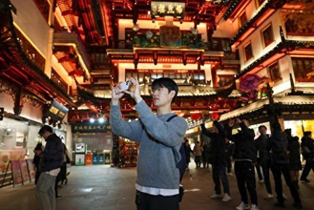 免签浪潮持续火热，韩国游客扎堆到上海，餐厅免费西瓜被吃的精光