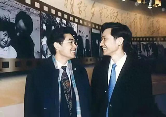 李敏儿子与李讷儿子合影，兄弟俩英俊帅气，不愧是伟人后代。