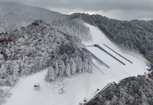 1月10日玉舍雪山滑雪场焕新开板 | 新增单板公园+云端温泉，南方冰雪季全面升级