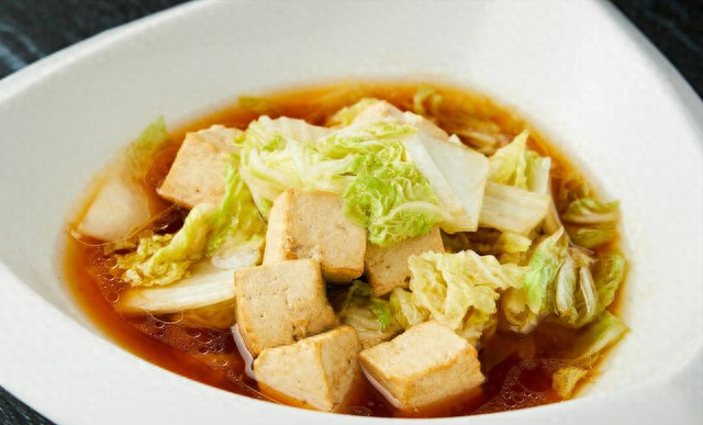 白菜炖豆腐，先炒白菜还是豆腐？大厨教你正确顺序，鲜香又入味