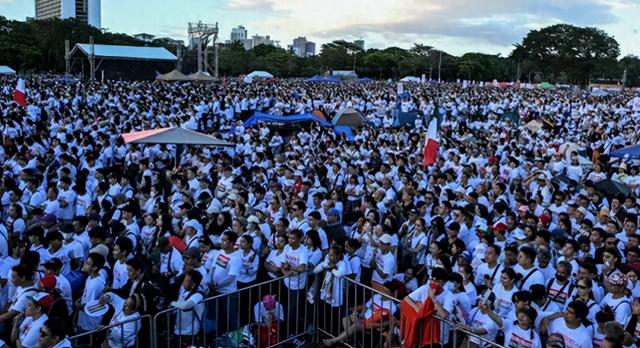 中使馆已经发出警告！菲国内乱成一锅粥，1.7万警察拦不住，反腐声浪席卷全国	，数万人要求马科斯莎拉下台