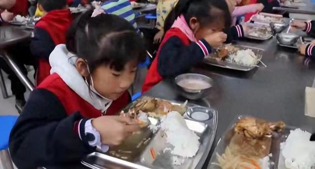 怒了！学生自带餐具打饭遭拒 三天靠同学分食充饥 校长回复哭笑不得