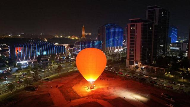 热气球嘉年华来袭 云端瞰城迎元旦