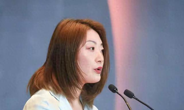 娃哈哈宫斗大戏落幕！宗馥莉黯然交权，叔叔朋友圈痛批：刚易折