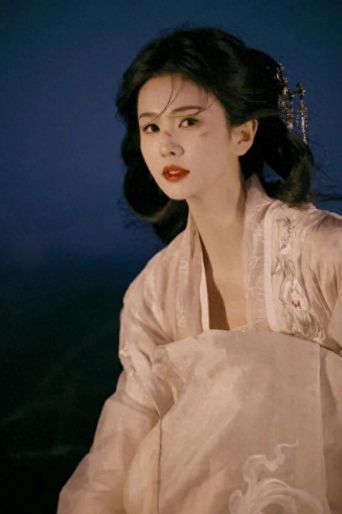 白鹿新疆落泪:当明星遇见绝美山河的极致浪漫