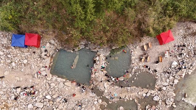 印江： 天然温泉汤池热气升腾引客来