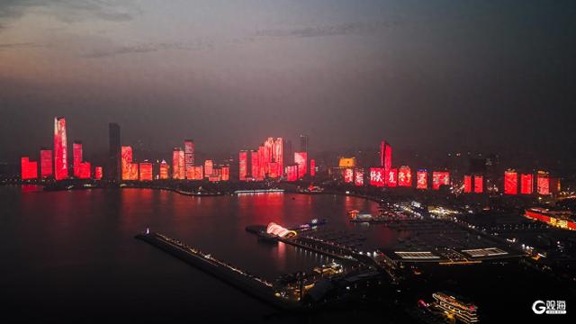 9月30日至10月8日的18:30-22:00，浮山湾“大美中国”主题灯光秀全新点亮