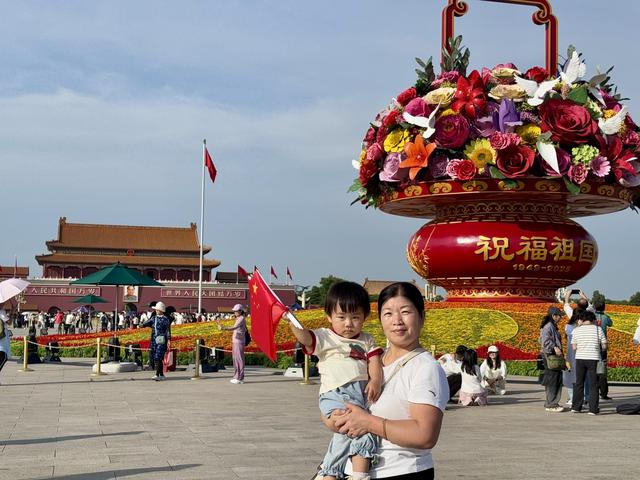 祝福祖国！市民天安门广场大花篮前拍照留影，共迎国庆