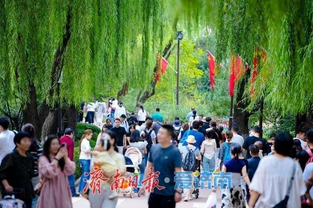 雨中庆华诞 服务铸匠心 济南野生动物世界奏响文旅高质量发展强音