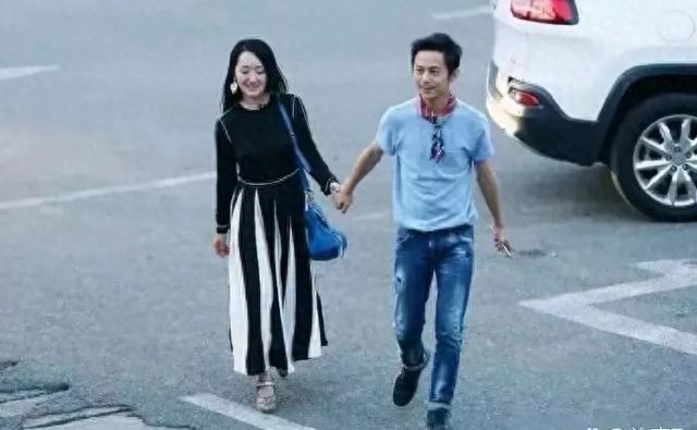 何炅和杨钰莹街头牵手 画面温馨 何炅年事已高 杨钰莹依然美丽动人