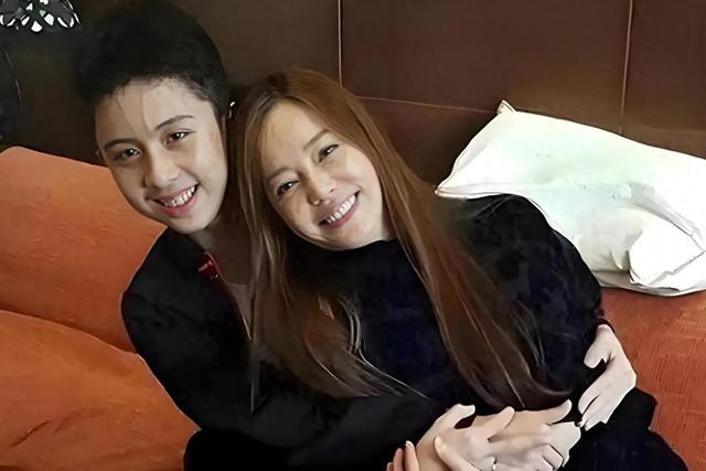 被畸形母爱毁掉的星二代，母乳12年，同床15年，荒唐的事不止于此