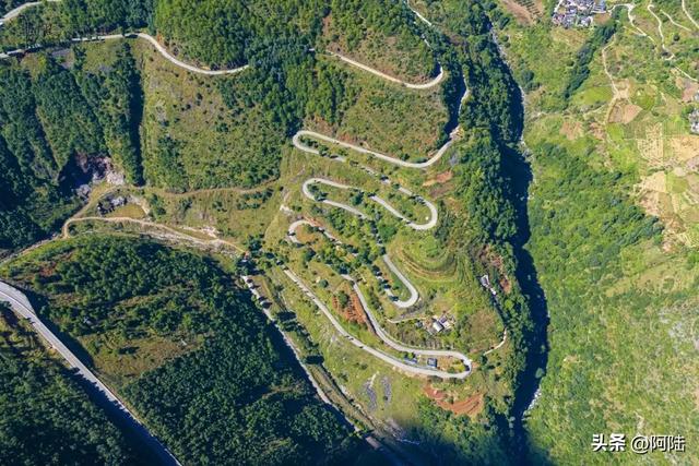 “多点真诚,少点套路”,丽宁十八弯旁的两个观景台让人心生感慨