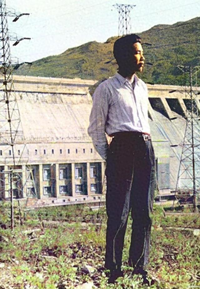 李鹏总理年轻时有多帅？1959年在吉林留影，31岁玉树临风气质不凡