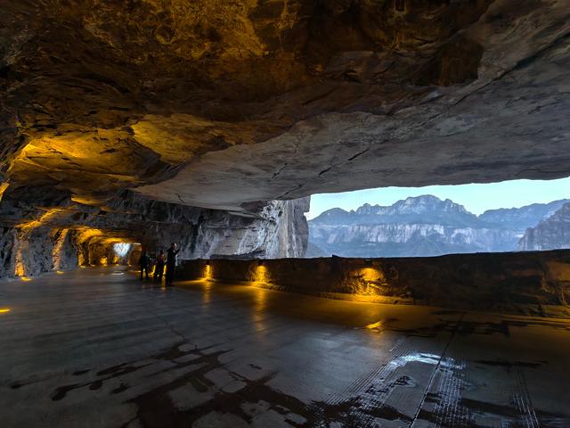 太行绝壁上的黄昏之光：步行穿越“世界第九大奇迹”