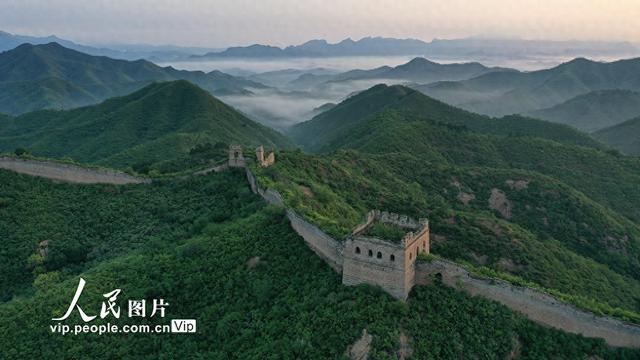 北京密云：蟠龙山长城晨雾缥缈景美如画