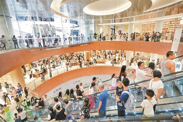 从博物馆、美术馆到剧院、书城、音乐厅，全城共赴一场文化盛宴 挤爆啦！深圳文化场馆成“人气磁铁”吸满观众