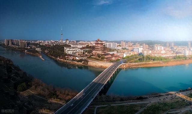 下一个“成都”已确定？宜宾德阳落榜，这座黑马城市呼声高