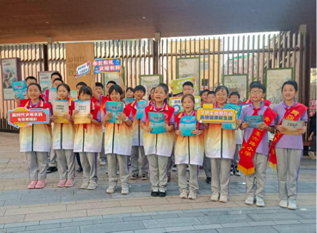 畅游青岛 文明相伴！市北区“小小文明观察员”亲子行动 步行街上倡树文明旅游新风
