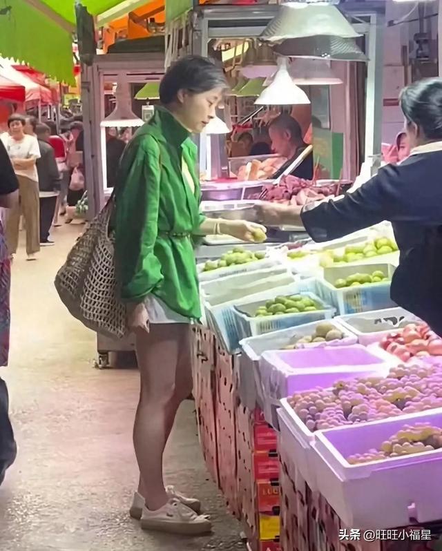 吴越云南逛菜市场被偶遇，穿绿上衣配网兜包，53岁仍少女感满满