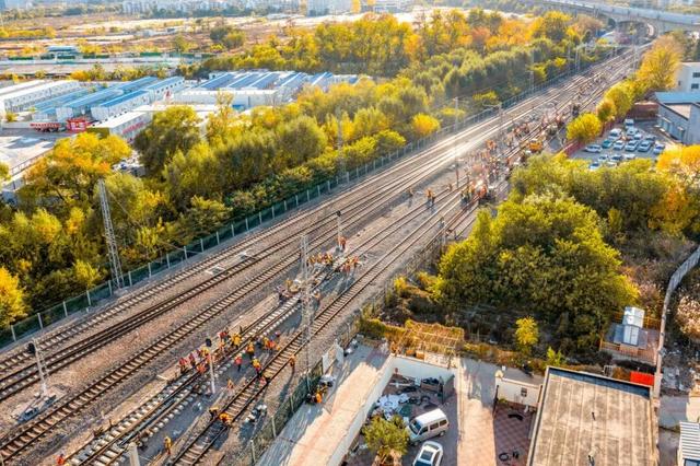 层林尽染时，他们用脚步丈量如画风光