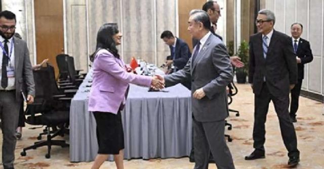 中美刚交手，王毅在京等候1位贵客，特殊信件递交：取消对华关税