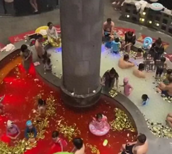 游客体验东北“鸳鸯火锅”洗浴，泡有辣椒、茄子、白菜等，一半红汤一半白汤