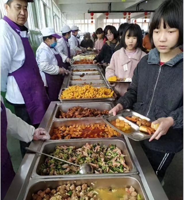 北京下了死命令：2027年底前，所有中小学必须告别“校外配餐	”