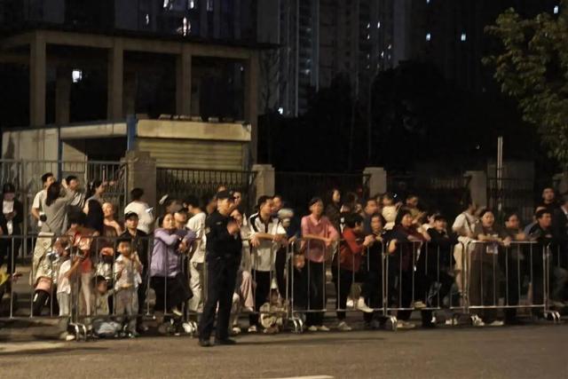 深夜现身武汉！街头都是人！“手机内存不够了”
