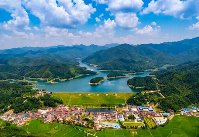 临湘市龙窖山景区获评“中国绿水青山文旅典范”