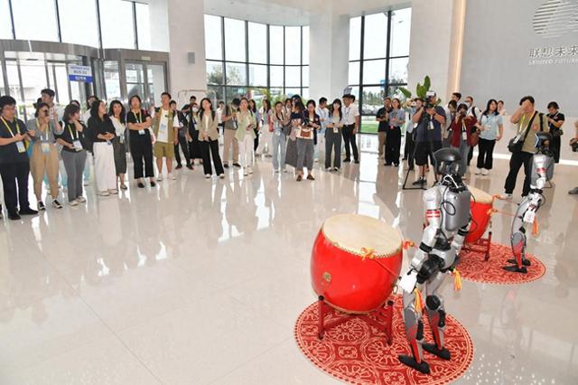 相约上合 绽放津彩丨上合峰会媒体团走进联想集团天津未来中心 中国智造震撼会场
