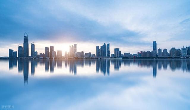 没有父母托举的人，没资格说自己是“社恐”