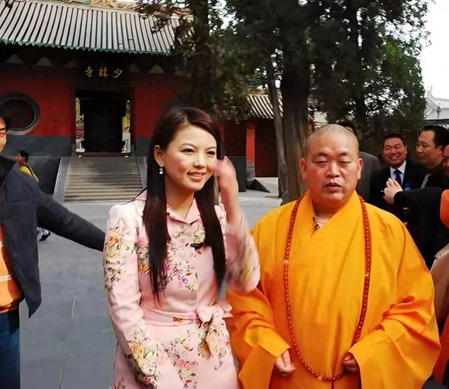 李湘少林寺旧照曝光！32岁黑丝短裙惊艳全场，释永信眼神成焦点
