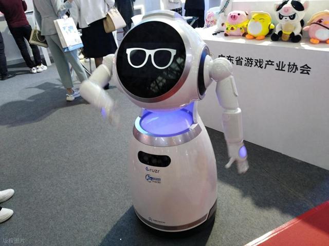 3.99万买个会翻跟头的铁哥们？宇树R1把科幻干成白菜价！我先冲了