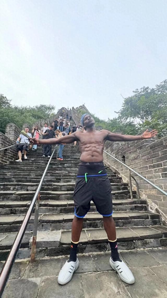 不到长城非好汉！爱德华兹社媒分享长城游玩照