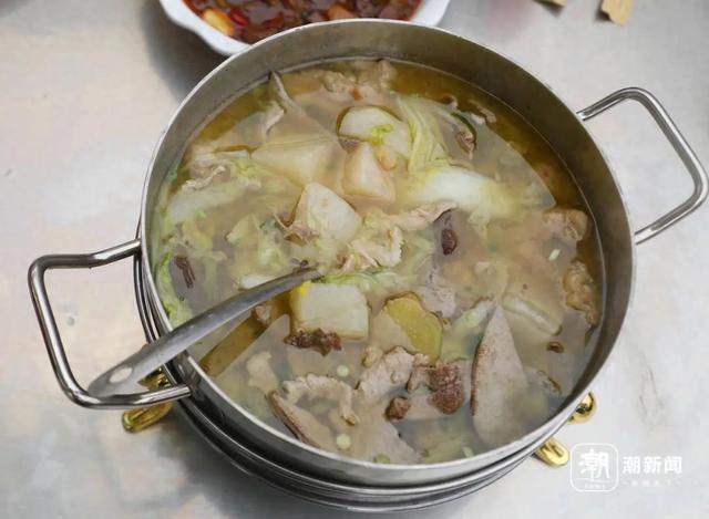 “摇人按猪”女孩呆呆走红后：有人凌晨4点赶去；收费后当地一农庄就餐人数从600桌骤降至30桌