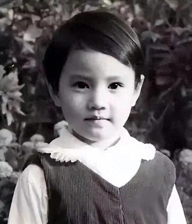 北京周海媚墓地：无儿无女，墓碑造型奇特，坟冢上一句话令人深思