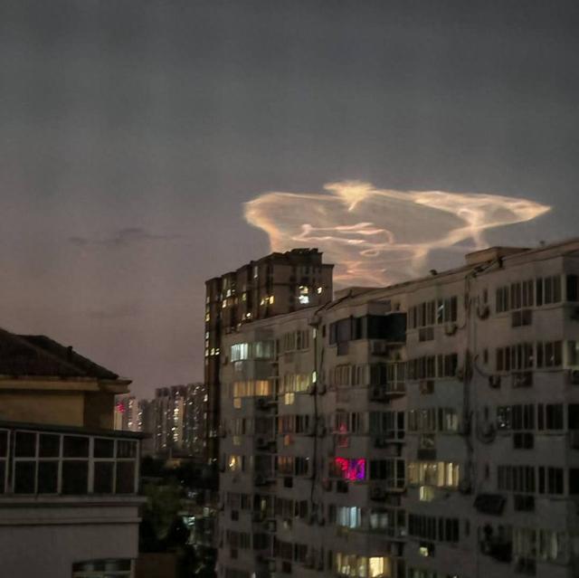 傍晚 石家庄天空出现巨型不明发光体