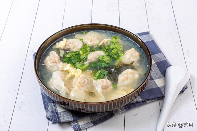 如何调馄饨汤（馄饨汤怎么做从汤底到调味）