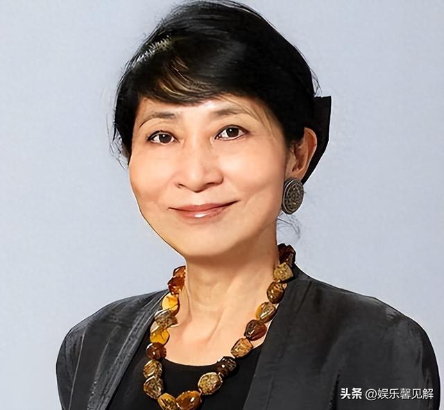 自食恶果！否认中国籍拒唱国歌，俩儿子定居国外，她下场如何？