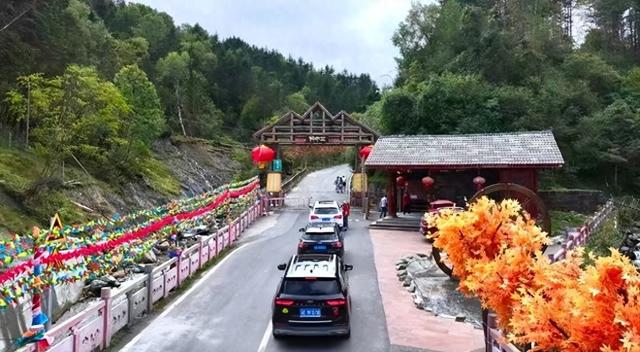 秘境秋色织画卷 雅安宝兴非遗展演、山间“捡秋”、萌宠互动共演双节欢乐交响曲