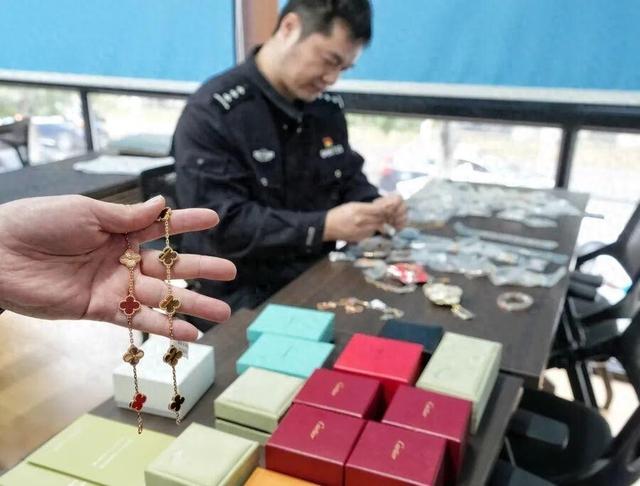 22人被抓！上海一小区别墅成窝点，夫妇俩为首干这种事，还在直播间里卖