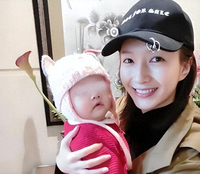 海外产子真相大白6个月，39岁江疏影罕见露面，近照曝光令人意外