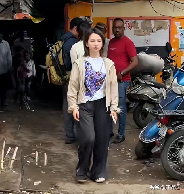 中国夫妻探秘亚洲最大贫民窟，丈夫被砸头，妻子被摸臀部不敢反抗